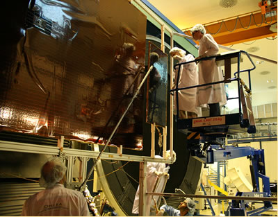 Préparation des panneaux solaires à l'IABG par les spécialistes de l'Onera en vue des mesures d'impact de décharges électrostatiques représentatives de phénomènes rencontrés en orbite.