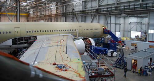 L’A350 XWB MSN1 lors des essais de vibrations au sol à Toulouse. 