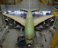 C'est à Toulouse, dans un hangar conçu à son échelle, que le géant des airs est immobilisé pour être mis à l'épreuve des vibrations 
