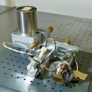 Détecteur infrarouge de l’instrument Mistere. Le détecteur (à droite) est intégré dans son cryostat et relié à la machine à froid par la ligne froide en U renversé.