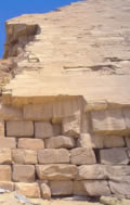 Le parement de cette pyramide (partie supérieure) serait en pierre reconstituée
