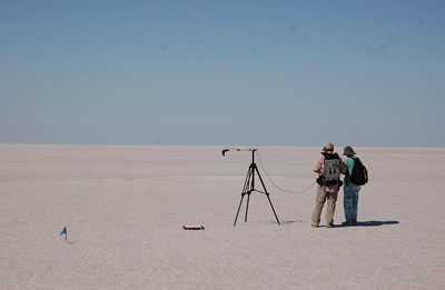 Measurement by Onera of the spectral reflectance of the salt lake over areas with a size that is characteristic of the pixel of satellite imagers.