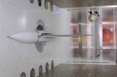 La veine de la soufflerie S2MA avec une maquette de demi-avion destinée aux études d'aéroélasticité de voilures. 