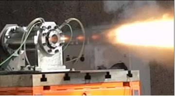 Expulsion des gaz chauds en sortie de tuyère sur la maquette d'un futur propulseur d'Ariane 6