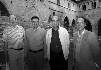 John Werner Cahn, Dan Shechtman, Ilan Blech et Denis Gratias réunis pour à l'occasion d'un congrès international sur les quasicristaux (1995, Avignon, France) ©CNRS Photothèque - Pierre Grumberg 
