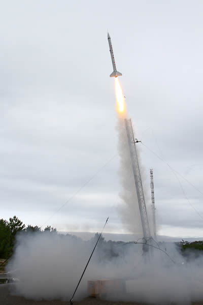 La fusée Ares Amidala équipée du moteur hybride Onera au départ. Photo : Julien Franc de Planète Sciences