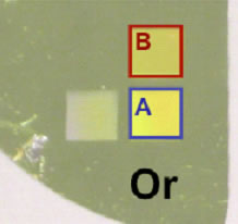 Portion du wafer (miroir Or), carrés rouge (B) et bleu (A) parties modifiées par le procédé.
