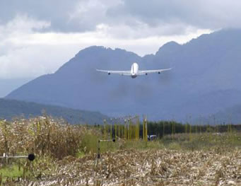 L'A340 survole les microphones d'une campagne d'essais en vol du projet européen Awiator (2002-2006) © Airbus 