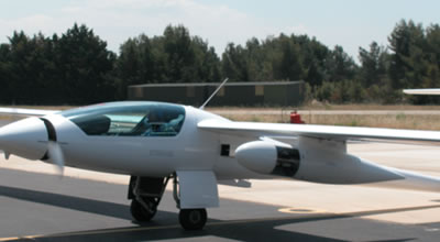 BUSARD, basé au centre Onera de Salon de Provence, est piloté par un personnel de DGA Essais en vol Sous l'aile, le pod dans lequel se trouve le dispositif compact d'imagerie en bande Ka