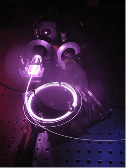 La technologie de lasers à fibre est une bonne candidate pour l'espace : le faisceau laser est puissamment amplifié dans une fibre optique, légère et d’un encombrement réduit.