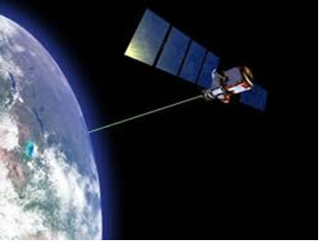 Principe de la surveillance spatiale de la chimie de l’atmosphère. Le faisceau laser émis du satellite est rétro diffusé dans une colonne d’atmosphère et analysé à son bord