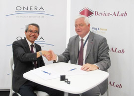 Mr Daravan Ly, PDG de DEVICE-ALAB (à gauche) et Mr Thierry Michal, Directeur Technique Général de l’ONERA (à droite) signent l’accord de coopération lors du SIAE à Paris-Le Bourget - 18 juin 2019