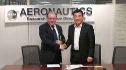 Bruno Sainjon et Jai Won Shin signant le renouvellement de l’accord de coopération ONERA-NASA sur le givrage 
