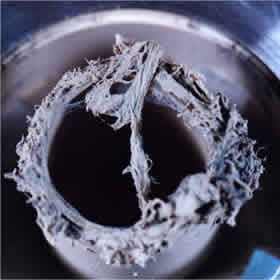 Aspect du produit de synthèse des nanotubes monofeuillet de nitrure de bore à la sortie du réacteur Onera sous forme de masse filamentaire gris bleu Cliché J.-L. Cochon (DMSC)