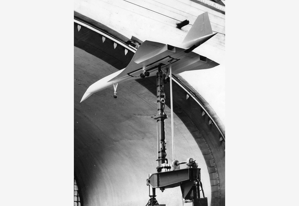 Etude sur maquette, des différents cas de vol de l'avion Concorde et de recherche sur les ailes élancées en 1971