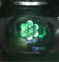 Vue de l’optique de sortie du banc qui envoie les 7 faisceaux laser combinés à longue distance