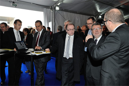 Laurent Leylekian présentant le projet Parasoft au secrétaire d’État aux Transports, Alain Vidalies, en présence de Bruno Sainjon. Copyright : Snecma