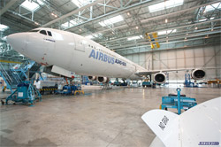 2001 : essais de vibrations au sol à vocation recherche avec l’Airbus A340/600 utilisé comme « cobaye » (AIRBUS ONERA DLR) Copyright AIRBUS