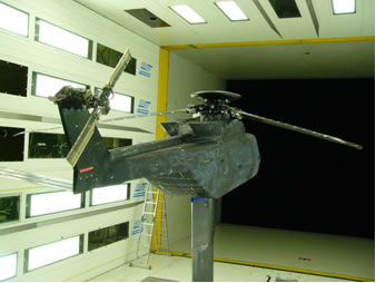 Maquette d’hélicoptère générique du projet GOAHEAD en situation dans la soufflerie LLF (Emmeloord-Pays Bas)