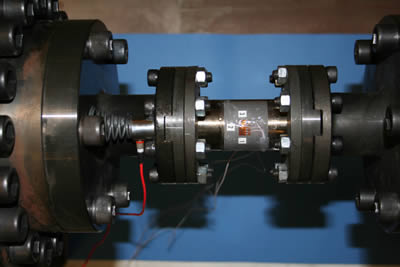 Experimental set-up for traction-torsion tests on metal matrix composite tubes (Onera DMSM/CEMN laboratory). These tests contribute to establishing homogenizing rules and behavior laws and also to validating the structural resistance. There are only two other installations of this type in Europe with similar capacities.
