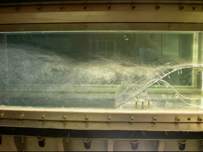 copyright © ONERA 2006 - Tous droits réservés Ecoulement massivement décollé dans le tunnel hydrodynamique Thales situé au centre Onera de Toulouse 