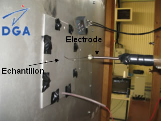 Dispositif d’essais de certification du CEAT*. L’échantillon à tester se situe en face de l’électrode.