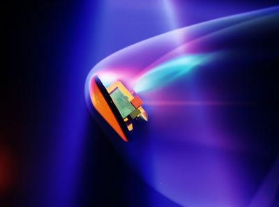 copyright © ONERA 1996-2006 - Tous droits réservés L'onde de choc qui se forme devant la maquette de l'Orbiter est visualisée par la technique de Fluorescence par Faisceau d'Electrons (*) (Thierry Pot - DAFE) 
