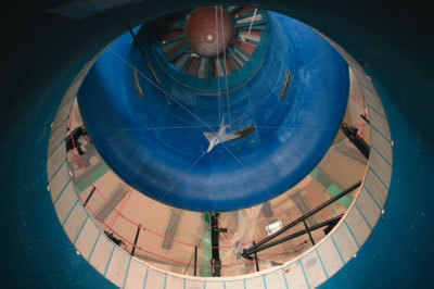 Photo Patrick Galabert - © ONERA 2006 La soufflerie verticale de Lille avec le montage Sacso au centre de la veine d'expérimentation