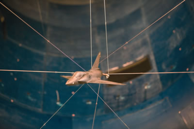 Photo Patrick Galabert - © ONERA 2006 Maquette d'avion d'armes en suspension dans la soufflerie verticale de Lille (DCSD) 