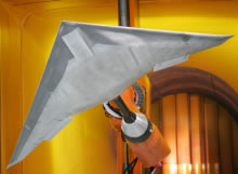 Maquette du nEUROn en incidence-dérapage monté sur balance-dard dans la soufflerie F1 de l'Onera. © Onera