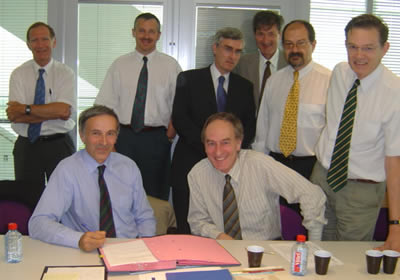 Signature de l'accord Onera - Thales Air Systems (juin 2006). Assis, Denis Maugars, président de l'Onera, et Thierry Beauvais, vice-président Research & Technology de Thales Air Systems. Debout, à droite, Dominique Verna