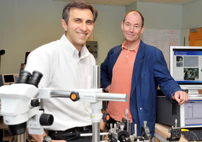 Riad Haidar et Jean-Luc Pelouard dans un des laboratoires de leur équipe commune au centre Onera de Palaiseau 