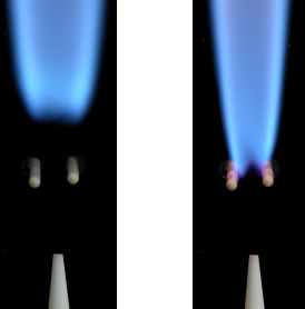 Accrochage d'une flamme de méthane par une décharge « à barrière diélectrique » sur les électrodes au dessus du brûleur 