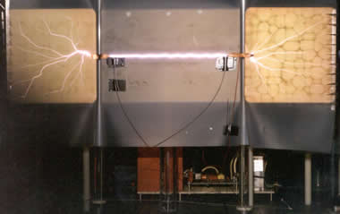 Une maquette de laboratoire de l'éclair orageux, obtenue grâce à la technique dite des étincelles glissantes 