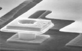 Détail d'un pixel microbolomètre (clou de connexion entre le thermomètre et le circuit de lecture) 