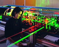 Mesure simultanée de la température et des concentrations de radicaux par DRASC (Diffusion Raman Anti-Stokes Cohérente) et par fluorescence à l'aide de trois lasers synchrones - banc DRASC résonnante Onera/SOPRA