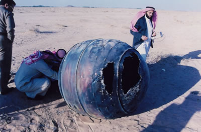 Enveloppe en titane (70 kg) du moteur du troisième étage de la fusée Delta 2 après son impact au sol en Arabie Saoudite le 21 janvier 2001 (source Nasa) 