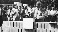 Juin 1985 : Marc Pélegrin pose la première pierre d'un nouveau bâtiment en forme de "boulon" 